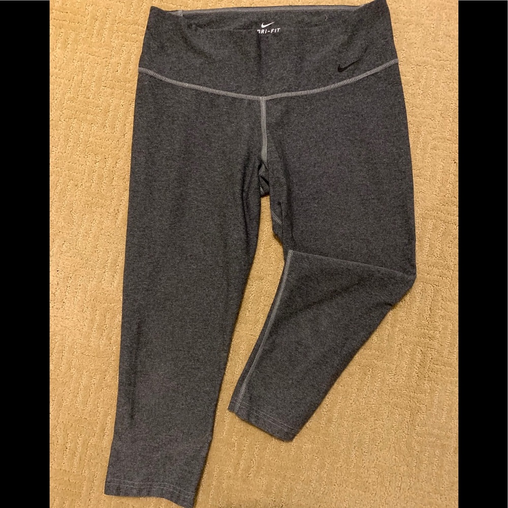 EUC🏃‍♀️Nike Dry Fit Capri Workout Leggings